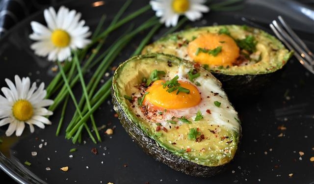 10 dakika da kahvaltı! Yumurta ve bademli fırında avokado tarifi