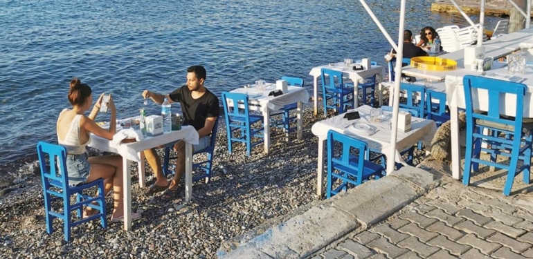 Ege’nin sarı yazında, ıssızlığın kıyılarında