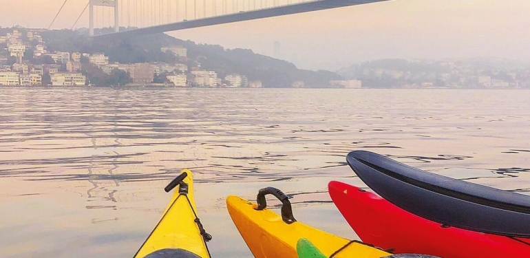 İstanbul Boğazı’nın ortasında