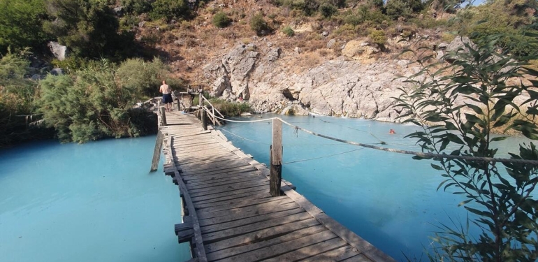 Şifalı Mavi Kaplıca’da çamur banyosu