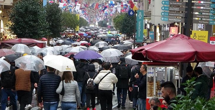 Taksim’de sağanak yağmur vatandaşlara zor anlar yaşattı